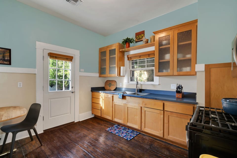 This nice full kitchen makes cooking at home a breeze. 