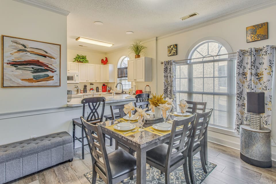 Dining Area | Breakfast Bar | Dishware/Flatware Provided