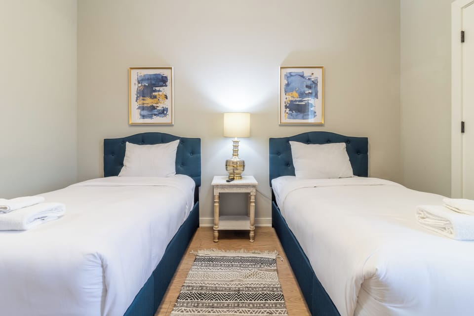 Bedroom 4 features 2 twin beds and ensuite bathroom.
