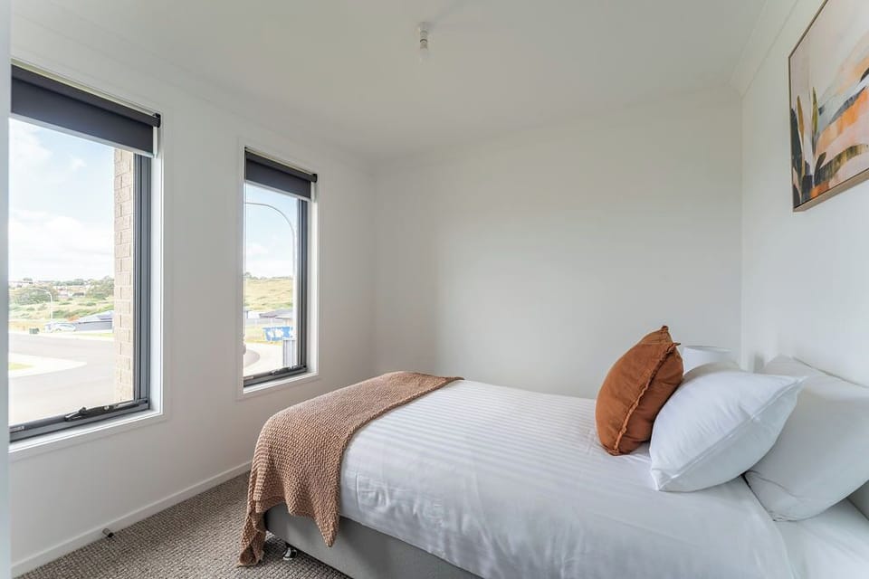 Sunlit Single Room for Restful Stays