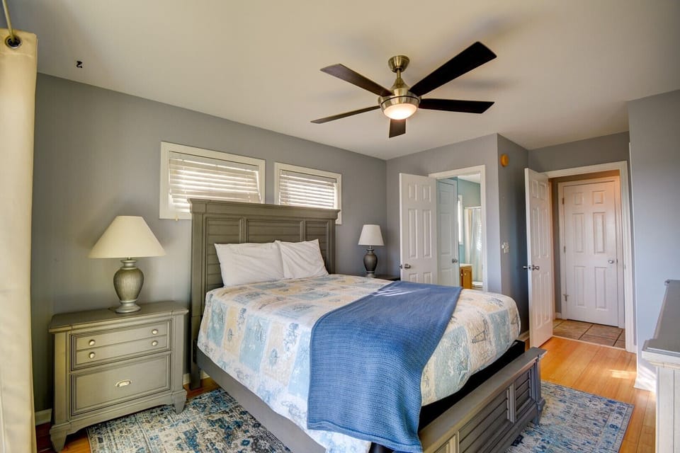 First Floor South Queen Bedroom