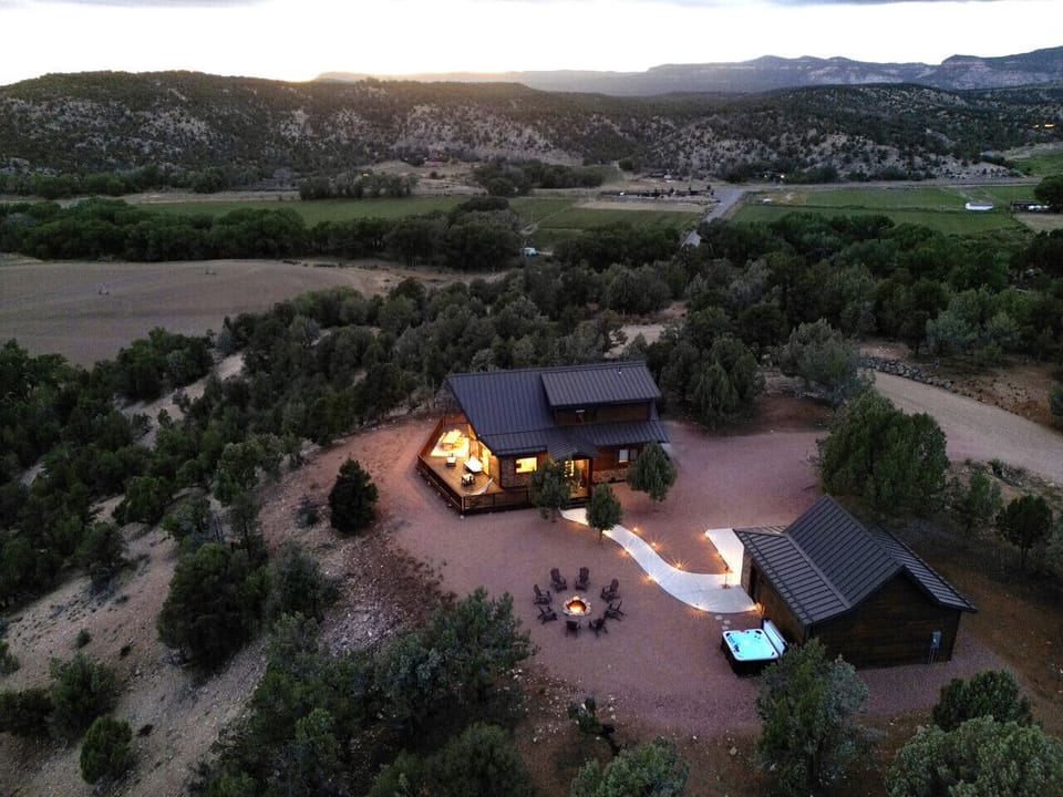 Secluded countryside retreat with cozy cabins, a fire pit, and a hot tub under the stars.