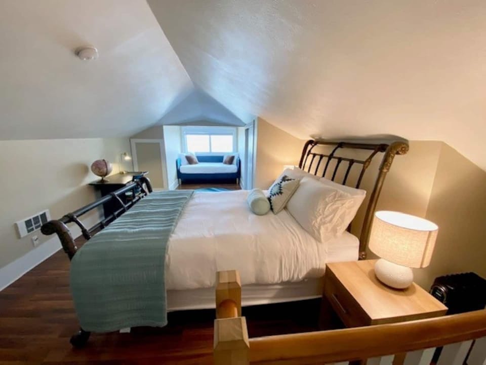 Head upstairs to the sleeping floor where you'll find the queen bed, along with a twin daybed that is perfectly situated to bask in the sun as you enjoy an afternoon read!