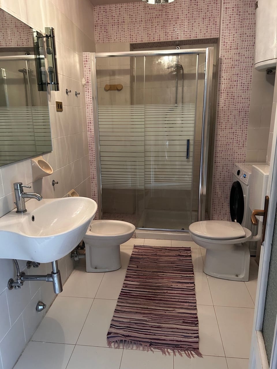 Bathroom for Pilgrim rooms