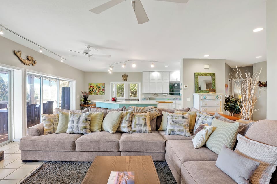 Living w/Flat Screen TV