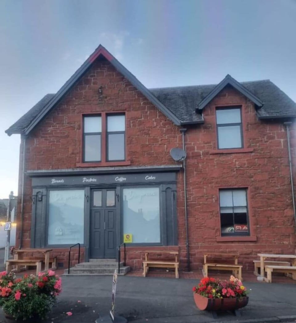 Cafe , 1 minute walk 