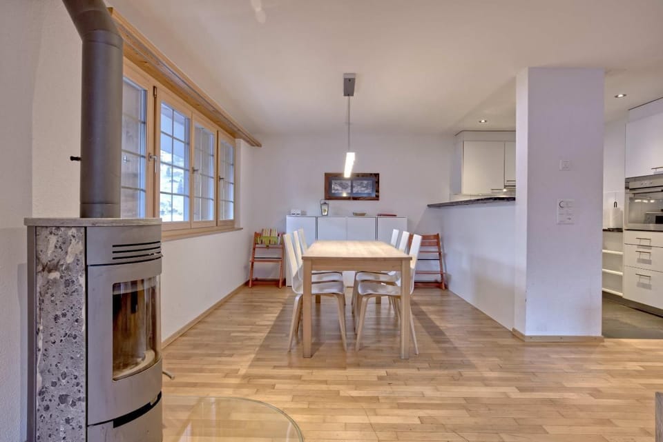 Dining area & kitchen