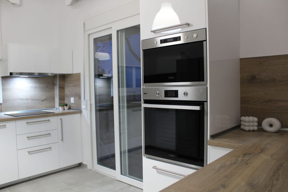 Kitchen oven and microwave