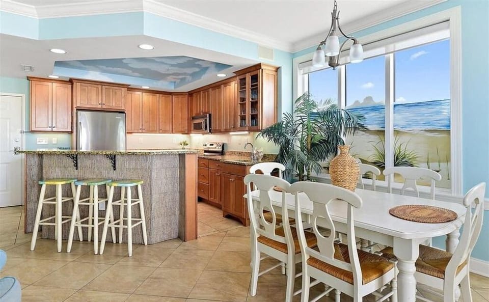 Kitchen and dining area. 
