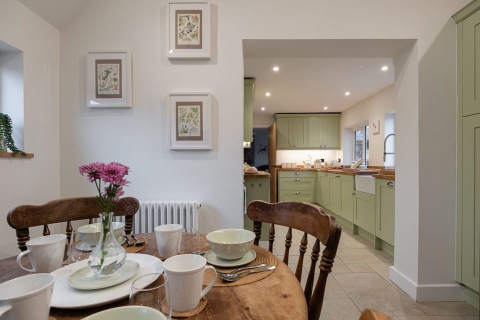 Holly Tree Cottage Kitchen - StayCotswold