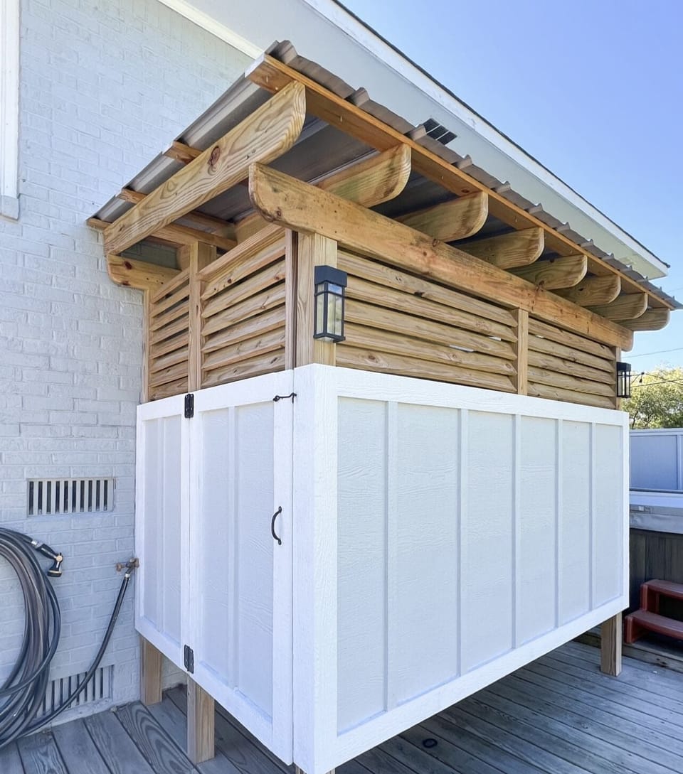 Spacious outdoor shower / perfectly refreshing after the beach!