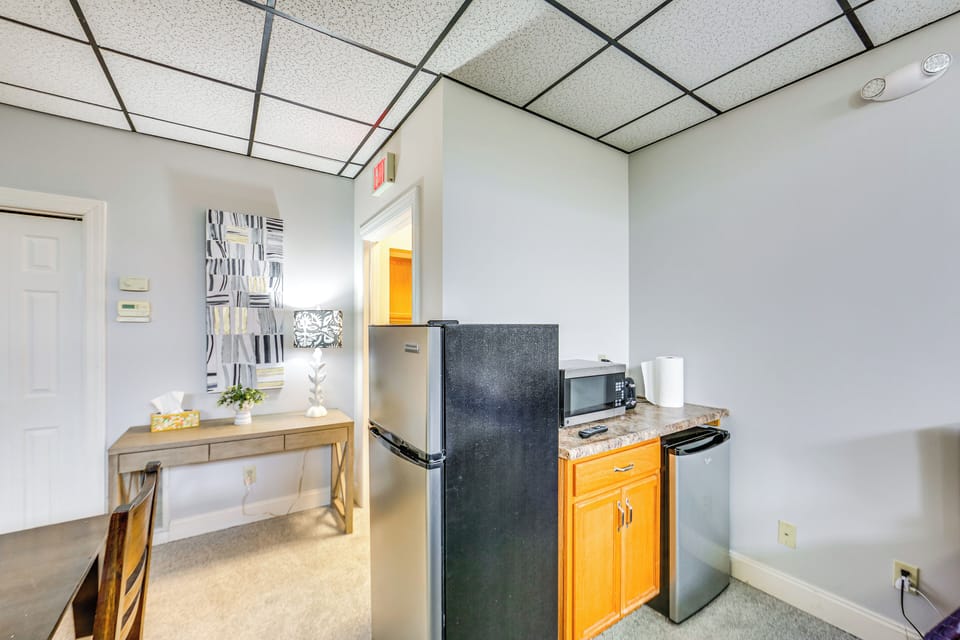 Kitchenette | Hot Plate | Keurig Coffee Maker