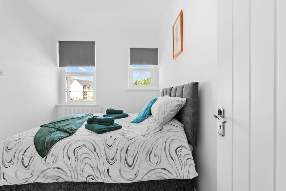 Bedroom with king bed that can be made in to 2 singles