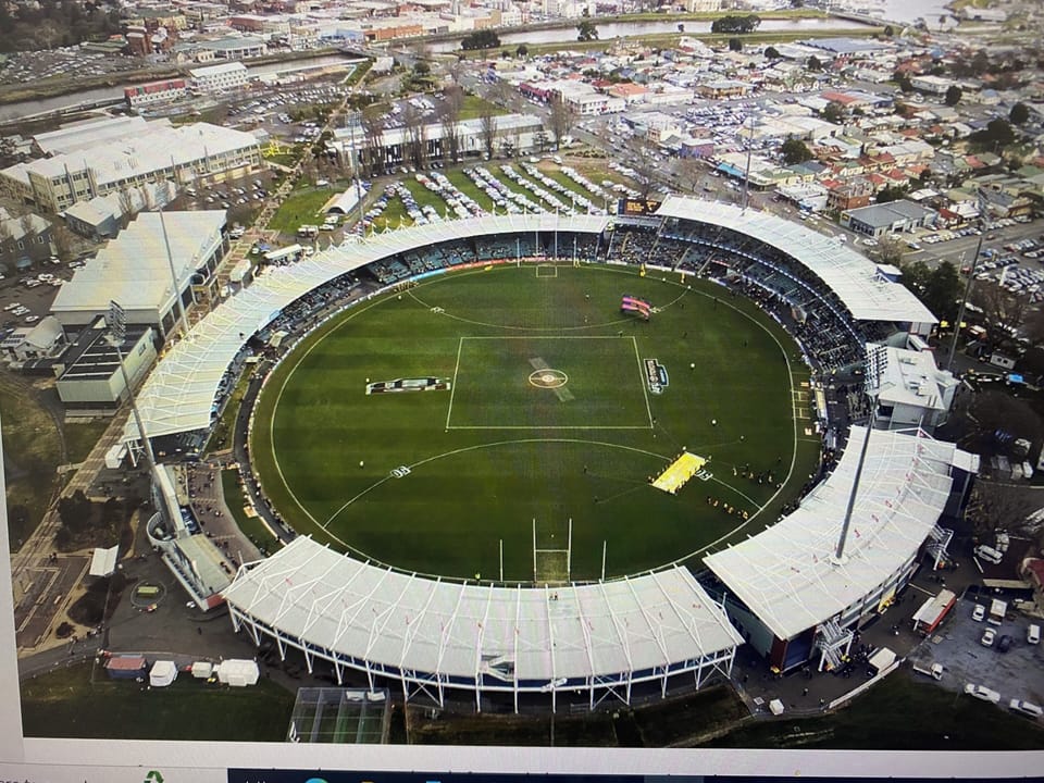 AFL stadium (UTAS) - 10 min walk