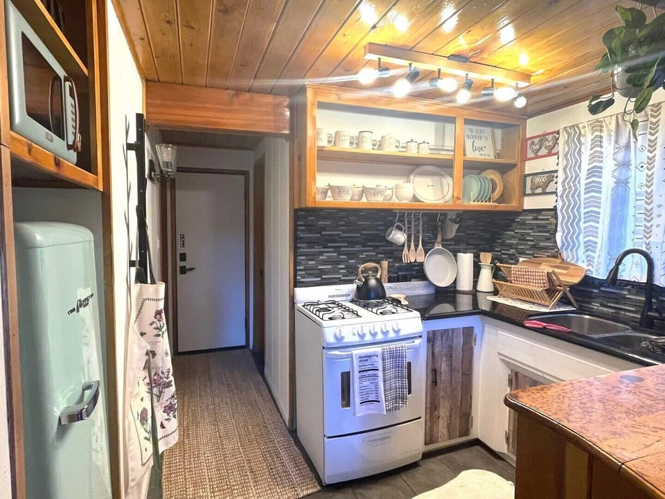 Kitchen
Everything you need to cook comfortably is there.