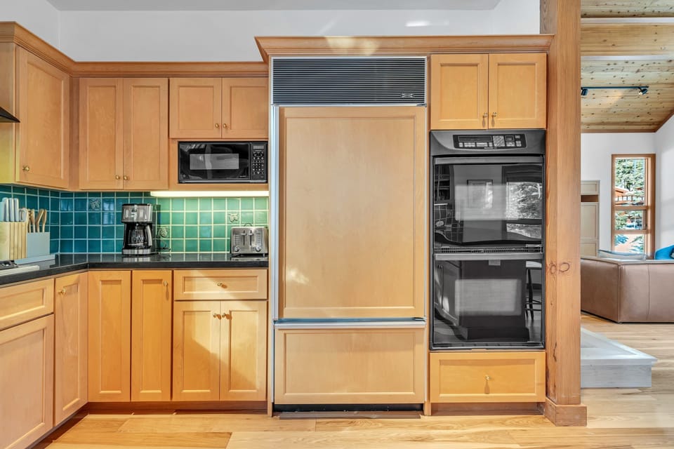 Kitchen: Sub-Zero fridge, Viking range, drip coffee maker, blender, toaster, cooking utensils, tableware