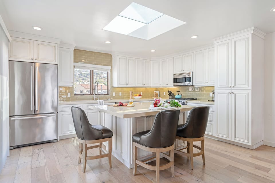 Fully equipped kitchen.