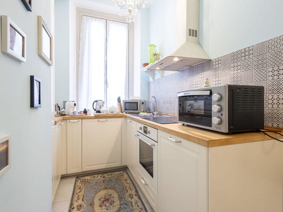 Kitchen Appliance, Kitchen, Countertop, Major Appliance, Interior Design, Cabinetry, Flooring, Home Appliance, Wood, Furniture