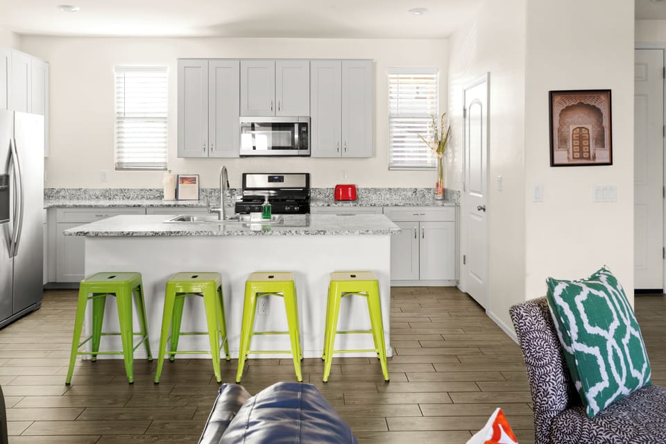 Kitchen Island (seats 4)
