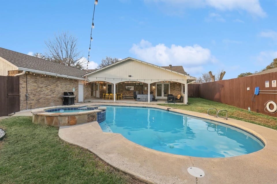 Welcome to a true Texan backyard oasis! Between the outdoor swimming pool, furnished patio, BBQ grill, cozy fire pit, and relaxing hot tub, there’s something for everyone to enjoy here!
