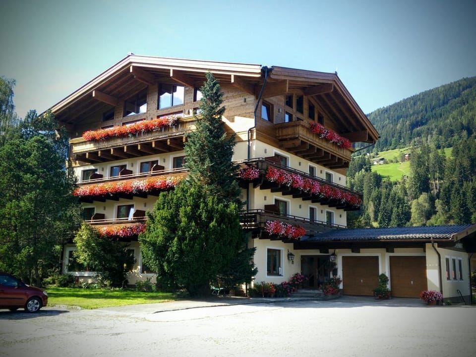 Triple room, shower or bath, WC, balcony - Dorferwirt Bed and Breakfast in Salzburgerland