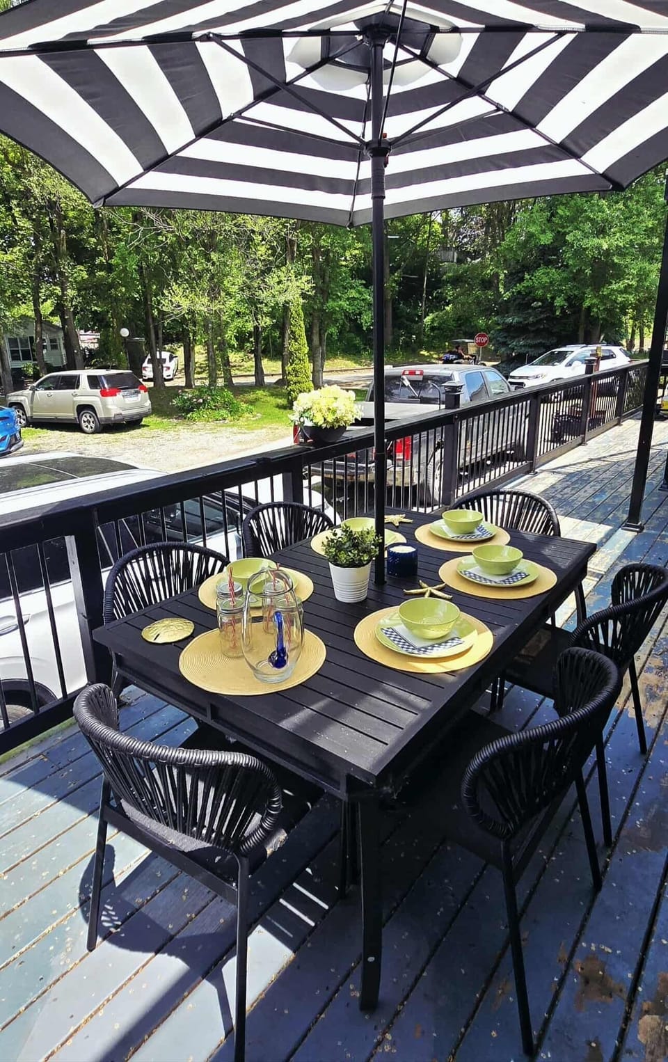 Bottom deck dining