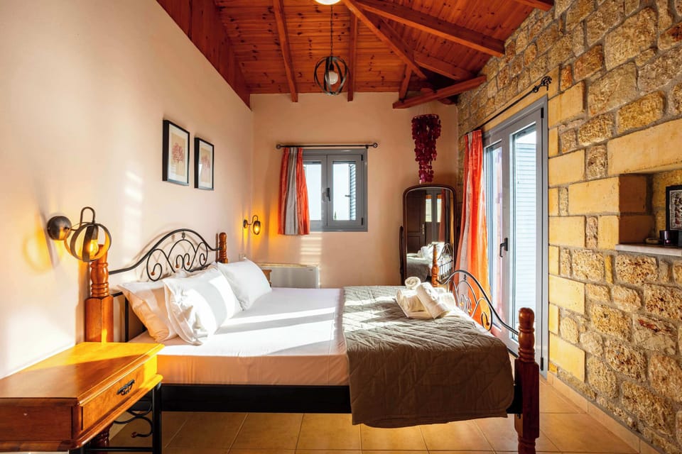 Interior space – View of the corner – Textured walls, ambient light

