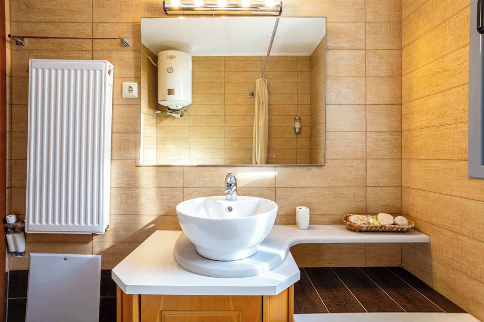 Bathroom space – Interior details – Natural tones and texture

