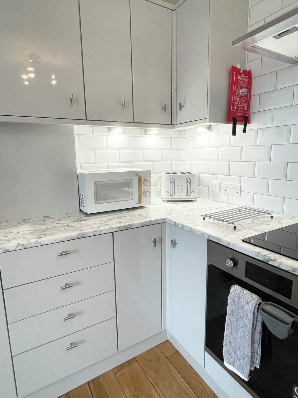 Fully equipped kitchen, microwave, toaster, kettle, electric oven & 2 ring hob