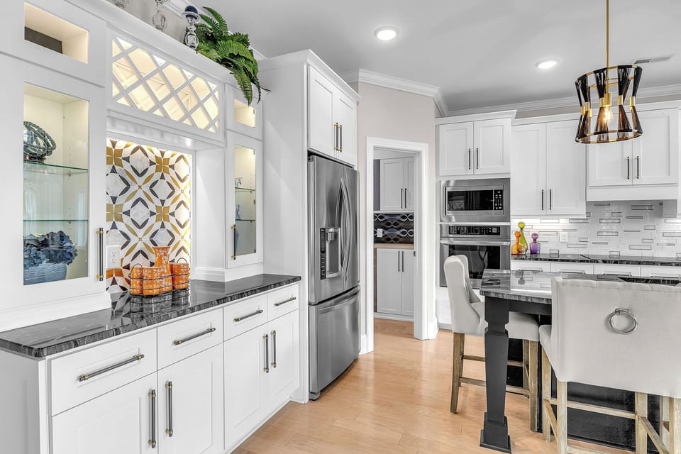 Kitchen / Bar - East