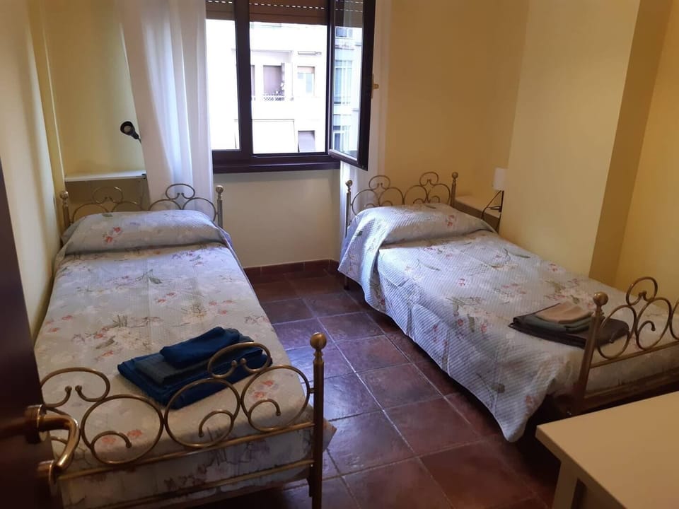 la camera con i 2 letti singoli. Ogni camera da letto ha la serranda oscurante