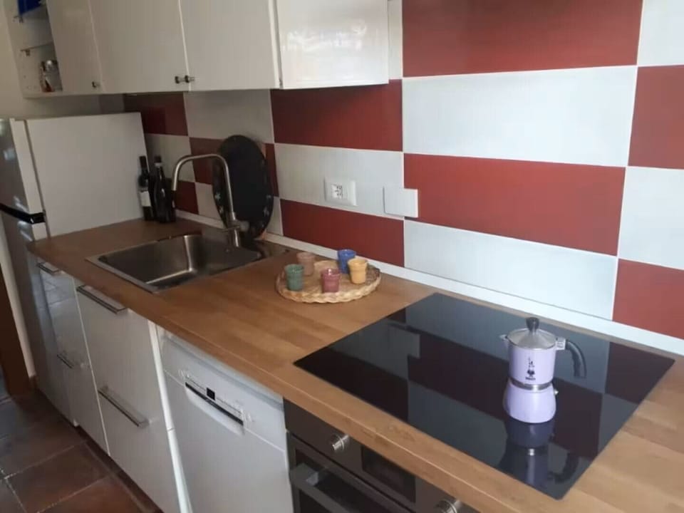 la nostra cucina con frigo, lavastoviglie e forno è molto ben attrezzata 