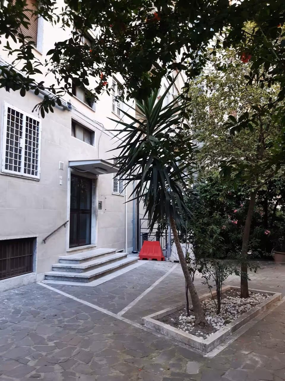 l'ingresso è in un cortile. la scala è la B. Terzo piano con ascensore
