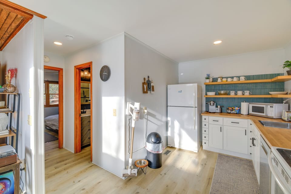 Kitchen | Blender | Toaster | Slow Cooker | 1st Floor