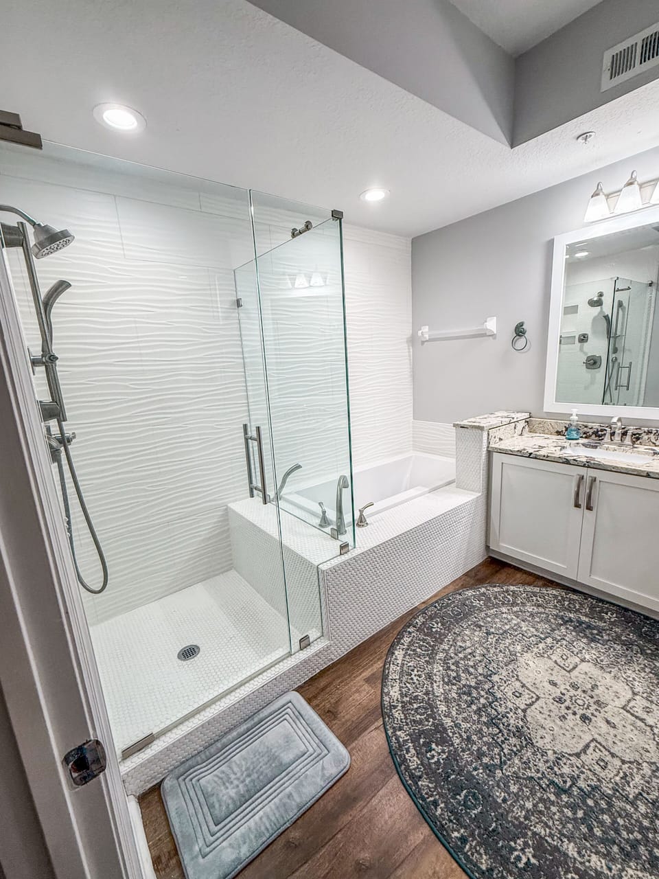Master Shower/Tub
