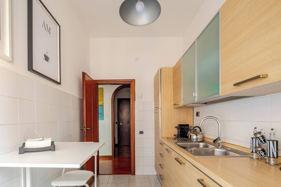 Cucina munita di macchinetta Nespresso, bollitore, forno e forno a microonde.