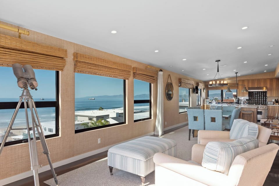 Spacious open floorplan w/ wrap around pano ocean windows vu the Coast to Mali
