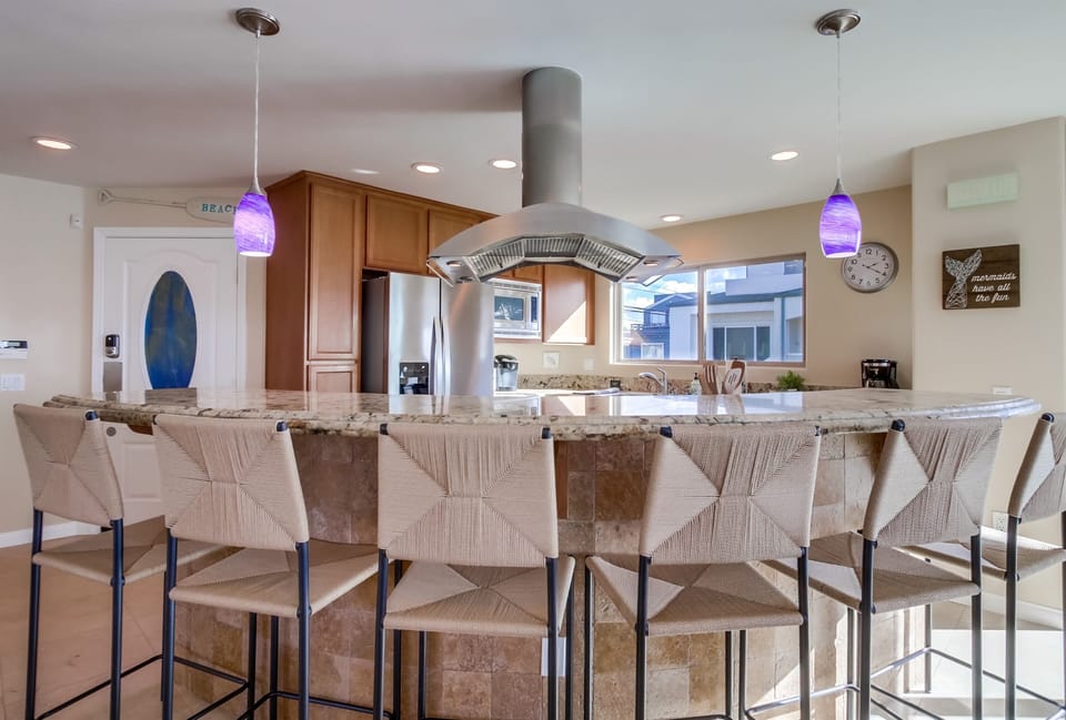 Island Seating for 6 | Chef Kitchen