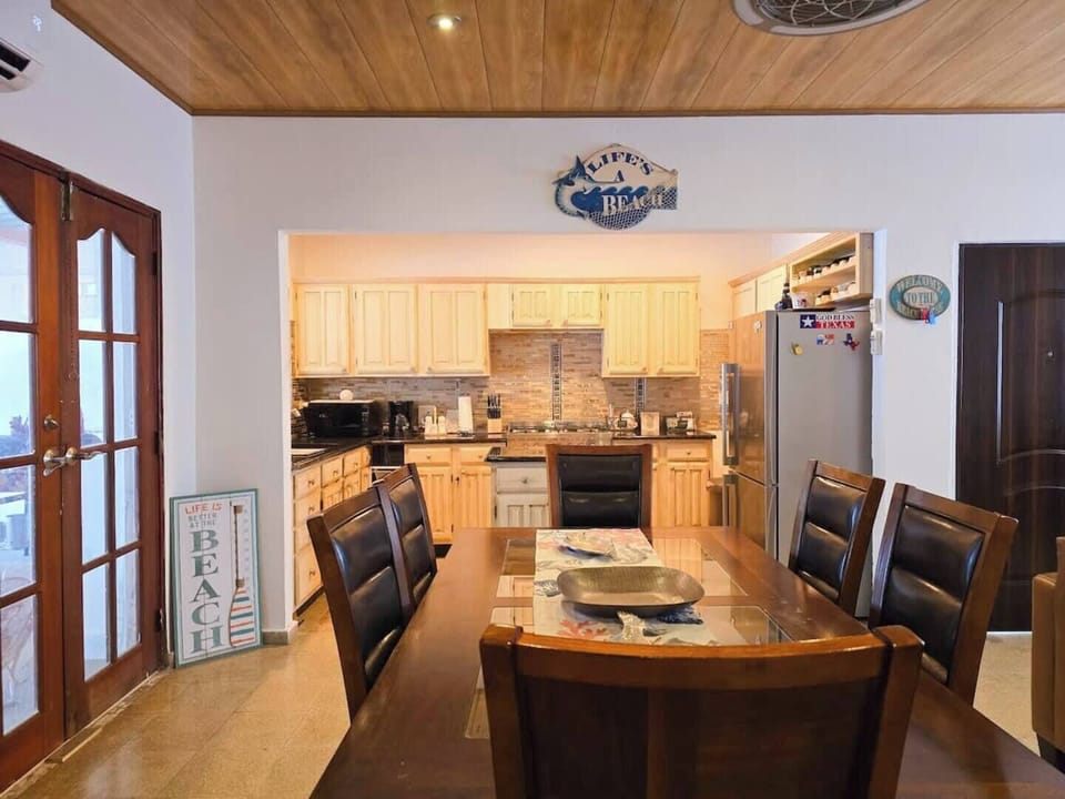 Dining & Kitchen Areas