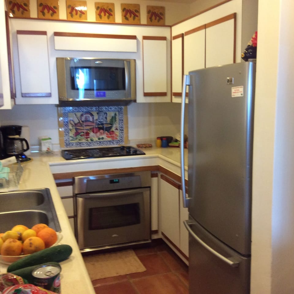 Kitchen, all standstill.