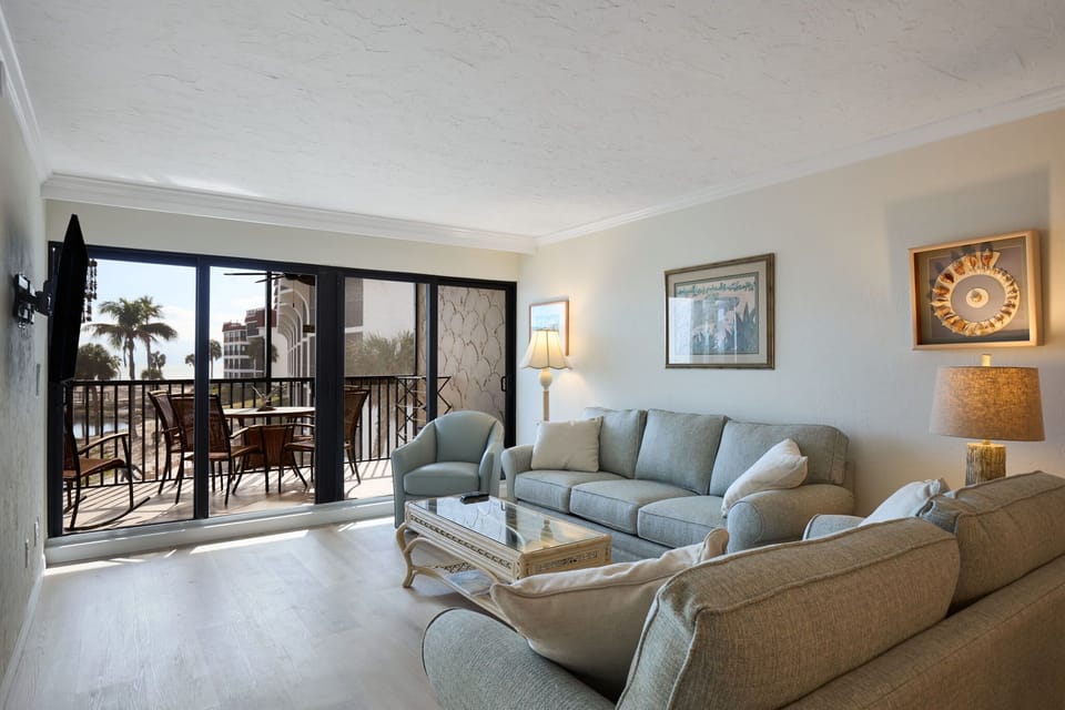 Living room with pull out sofa.