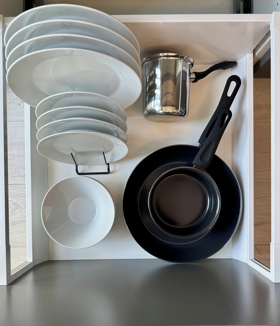Fully equipped kitchen: dishes for 6, saucepan, kettle, and large frying pan