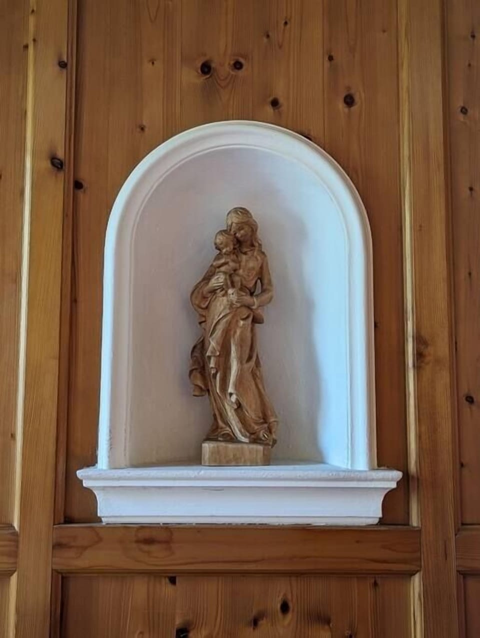 Wood sculputure in tyrolean dining area 