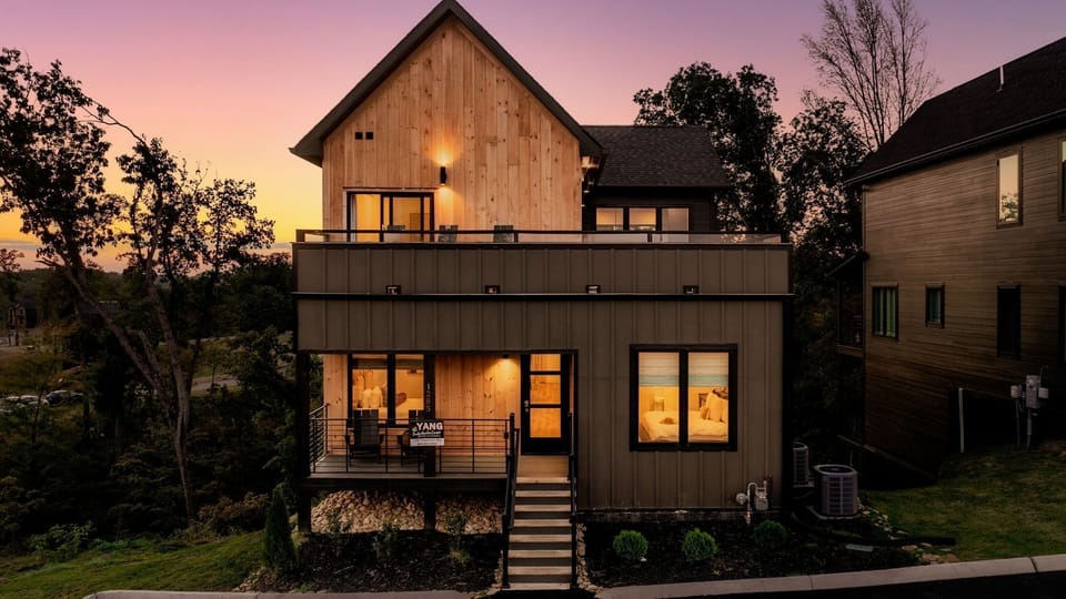 Large Cabin Rentals Smoky Mountain Sevierville Pigeon Forge Five - Five bedroom, five bathroom condo in the Reedmont Lodge Community in Sevierville.