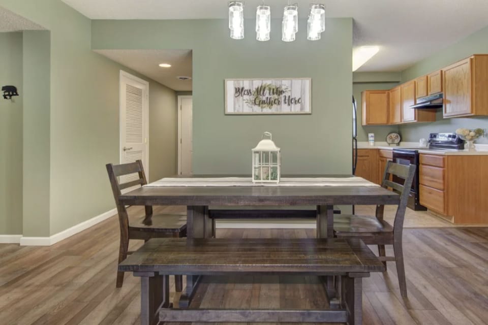 Two Bedroom Pigeon Forge Vacation Condo Rental Cedar Lodge 102 n - Dining Area