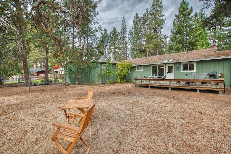 Lg yard on golf course, bldg in bk is separate rentable unit w/private entrance