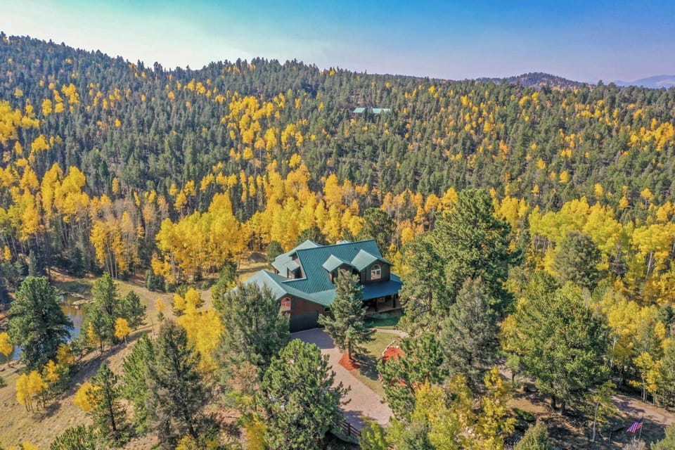 Florissant Vacation Rental | 3BR | 2.5BA | 5,000 Sq Ft | 2 Steps Required