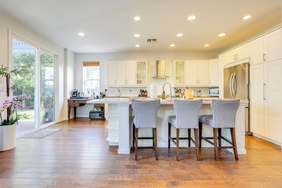 Breakfast & Coffee Bars | 1st Floor