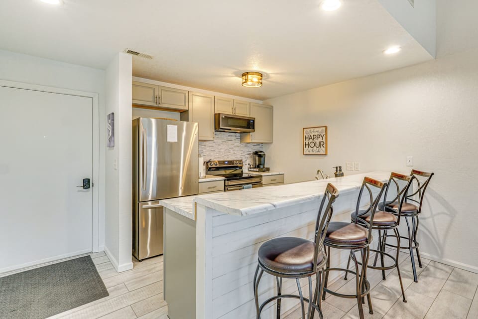 Dining Bar | Dishware/Flatware