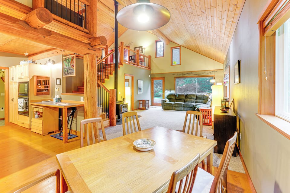 Dining Area | Dishware/Flatware Provided | 1st Floor